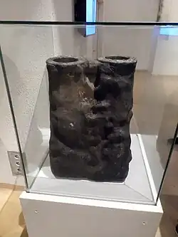 Travail du bois : pompe foulante en bois, découverte en 1975 dans la Presqu'île.