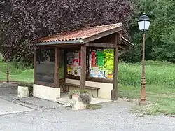 Abribus et panneau d'affichage.