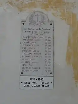 Monument aux morts situé sous le porche de l’église.