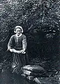 Femme lavant le linge à Pont-Croix, vers 1905-1910.