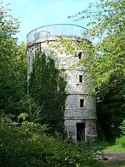 L'ancien moulin à vent du Mont Calipet, dans le bois communal dominant la ville.