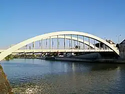 Le pont sur l'Oise, inauguré le 23 juillet 1949, depuis l'est.