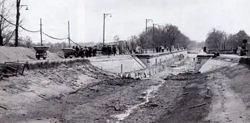 Travaux du chemin de fer temporaire en 1930.