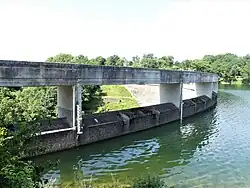 Vu depuis la berge orientale du lac.