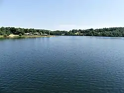 Le lac de Pont-de-Salars vu depuis le barrage.
