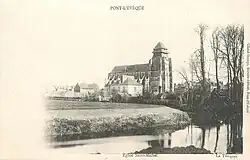 L'église Saint-Michel se reflétant dans les eaux de la Touques vers 1910.