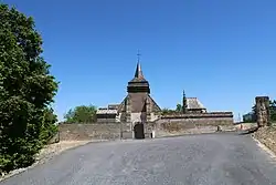 Vue de l'église Saint-Denis de Pont-à-Bucy.