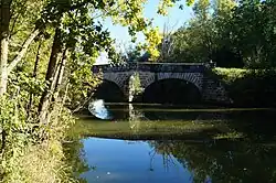Le pont à deux arches du Port-la-Claye franchissant la rivière de Saint-Benoist.