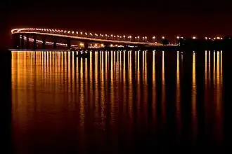Le pont de l'île de Ré, vu de nuit, depuis la baie de Rivedoux.