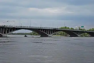 La route 335 traverse la rivière des Prairies via le pont Viau.