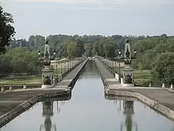 Le pont-canal de Briare, en France, datant de 1896, longtemps le second plus long du monde (le premier, de 1856, est en Inde à Gannavaram).