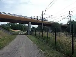 Pont de la route départementale 67 passant au-dessus de la ligne