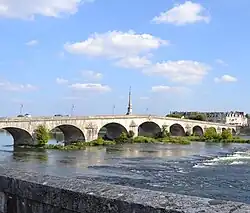 Le pont vu depuis le centre-ville de Blois (rive droite).