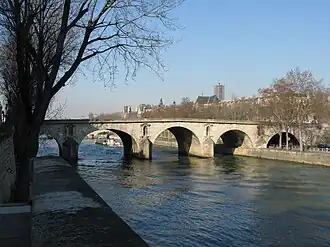 Le pont Marie vue depuis l'île en direction de la rive droite (à droite).