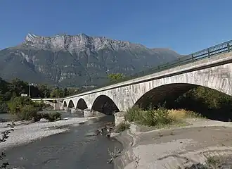 Le pont Royal devant la dent de l’Arclusaz.