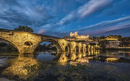 Le Pont Vieux de Béziers et la cathédrale Saint-Nazaire de Béziers.