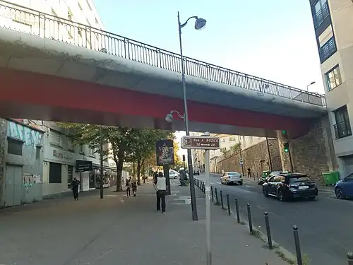 Pont de la rue Arthur-Rozier vu depuis la rue de Crimée.