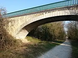 Pont au-dessus du chemin des Roses.
