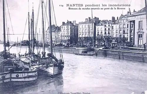 Bateaux de moules amarrés au pont de la bourse vers 1910.