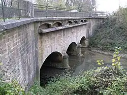 Pont-canal de l'Hozain, daté de 1868, converti en pont routier de la rocade RD610 à Bréviandes.