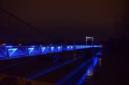La passerelle « bleue » la nuit.