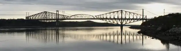 Le pont de Québec (et le Pont Pierre-Laporte en arrière-plan) surplombant le fleuve Saint-Laurent entre Québec et Lévis.
