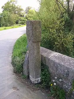 Borne au sud-ouest du pont