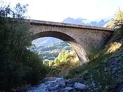 Le pont sur le Maurian, sur lequel passe l'actuelle RD 1091, entre La Grave et Villar-d'Arêne.