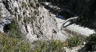 Le pont de la Reine Jeanne et l'entrée de la grotte de la Lare.