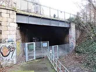 Grille sous le pont de la rue de Saussure.