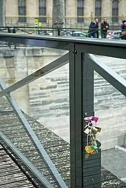 Cadenas sur les nouveaux garde-corps, en avril 2016.