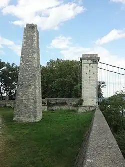 Tour pyramidale de l’ancien bac du Robinet et portique tête de pont, rive droite, côté ardéchois (2015).