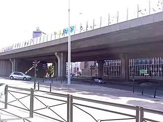 Pont autoroutier au-dessus d'une route.