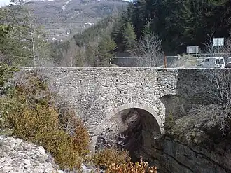 Pont haut, XVIIe&nbsp;siècle, en amont du village sur le Verdon, classé monument historique en 1948.