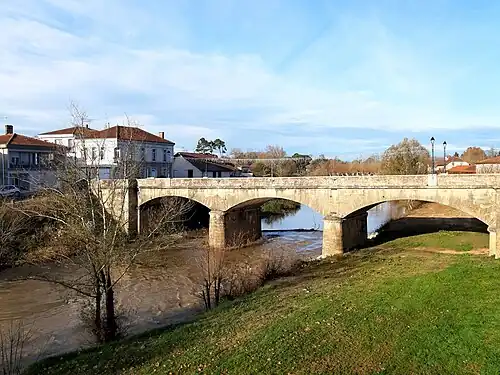 Pont des jumeaux Navarre (Pierre Navarre et Jean Navarre) sur la Midouze, reliant ville haute et ville basse