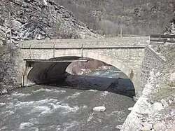 Pont moderne, en aval, toujours sur le Verdon, avec l’échafaudage volant d’inspection.