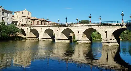 Pont Tibère à Sommières, en partie absorbé par la ville.