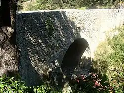 L’arche et le contrefort de la rive droite, côté aval.