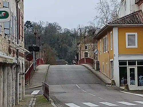 Pont franchissant l'Adour au débouché de la place centrale en direction du sud.