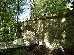 Pont à Fouchères. Porte la voie d'accès au Château de Vaux.