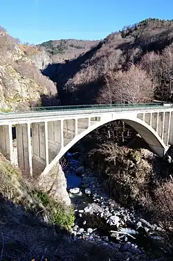 Pont sur la Bourges à Péreyres.