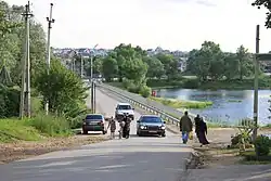 Un pont du centre avec un bout du lac de la Vitchkinza à gauche