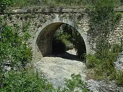 Pont à Banon sur le Largue à sec