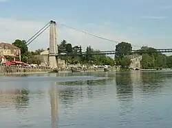 Pont suspendu reliant Saint-Martin-d'Ardèche à Aiguèze.
