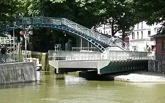 Le pont en cours de manœuvre, vu du quai de Valmy.