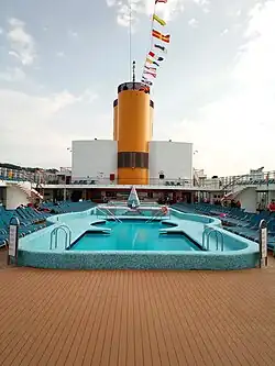 Photographie en couleurs des piscines du Costa Victoria.