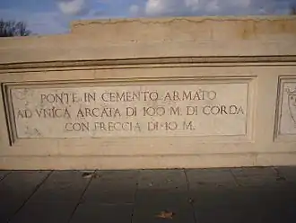 Pont en béton armé avec une arche unique de 100&nbsp;m de portée et une flèche de 10&nbsp;m.