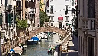 Ponte de Mezo reliant la calle éponyme au Fondamenta Bragadin