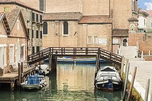 Ponte de la Madona reliant la Calle de la Madona à l'église Santa Maria Maggiore&nbsp;(it)