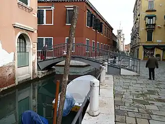 Ponte dei Penini reliant le fondamenta éponyme au Campo e chiesa di San Martin